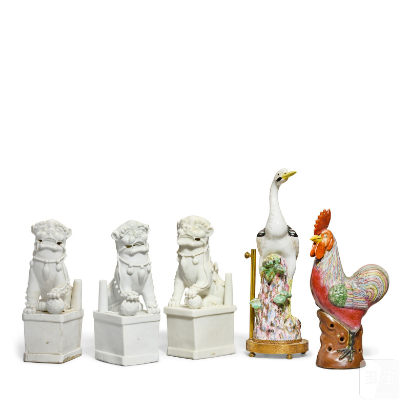 清 粉彩鶴、雞及德化窯佛獅三件 | TWO FAMILLE ROSE BIRDS AND THREE BLANC-DE-CHINE LIONS